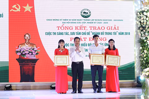 Ban tổ chức trao giải nhất cho các tác giả 