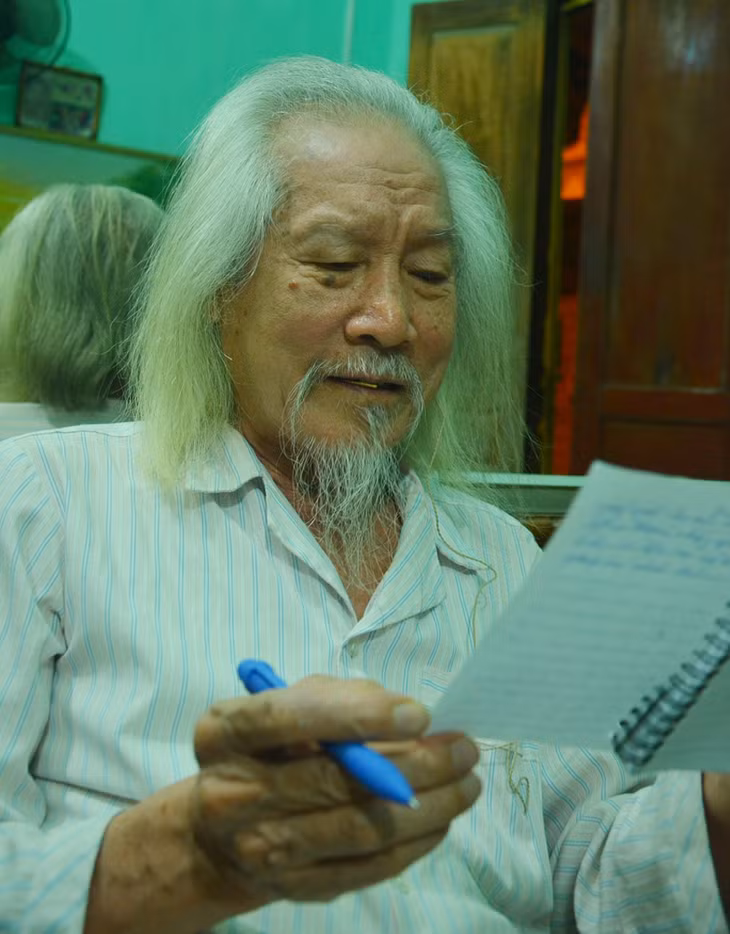 Ghi chép hàng ngày là thói quen của cựu chiến binh Lê Duy Thái có từ hồi ở chiến trường.