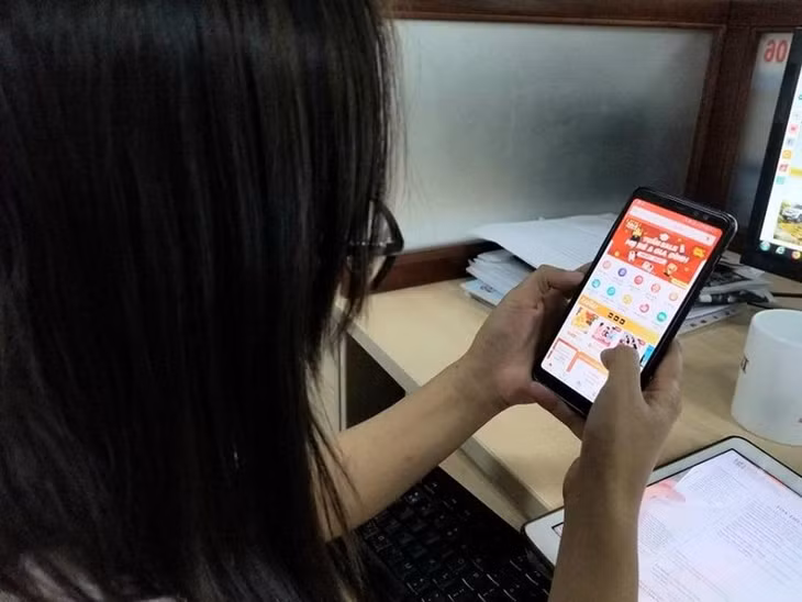 Người tiêu dùng Việt mua sắm trực tuyến nhiều nhất là buổi trưa và buổi tối. Ảnh: Thu Hà