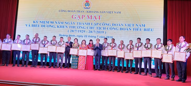 Lãnh đạo Tập đoàn và Công đoàn TKV tuyên dương các chủ tịch CĐCS tiêu biểu.