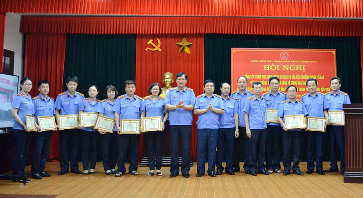 Lãnh đạo Viện KSNDTC và Viện KSND tỉnh trao thưởng cho những tập thể, cá nhân thuộc Viện KSND tỉnh vì có thành tích xuất sắc trong 5 năm thực hiện Chỉ thị số 06/CT-VKSTC. Ảnh: Đức Tú (Viện KSND tỉnh) 