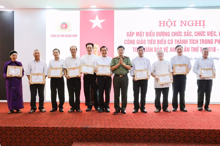 Các chức sắc, chức việc, giáo dân công giáo tiêu biểu trong phong trào Toàn dân bảo vệ ANTQ giai đoạn 2018-2019 được nhận giấy khen của Công an tỉnh. 
