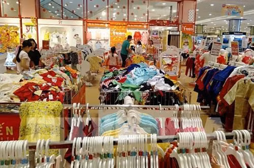 Người dân đến mua sắm tại siêu thị Aeon Mall Bình Dương. Ảnh: Hải Âu-TTXVN