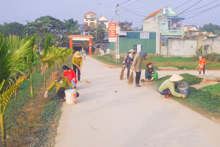 Hoạt động ngày chủ nhật xanh, ra quân dọn vệ sinh đường làng ngõ xóm đã trở thành nền nếp của đông đảo người dân thôn Bãi 2 (xã Tiền An, TX Quảng Yên.