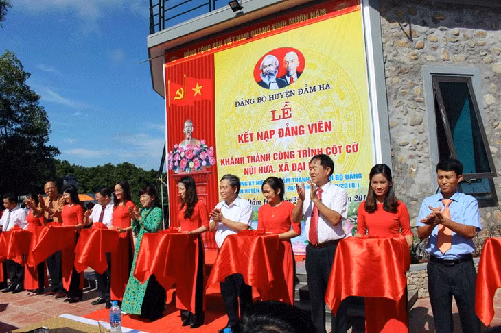 Huyện Đầm Hà tổ chức khánh thành Khu di tích cột cờ Núi Hứa, xã Đại Bình nhận dịp Kỷ niệm 70 năm ngày thành lập Chi bộ Đảng đầu tiên - tiền thân của Đảng bộ huyện Đầm Hà 28/10 (1948-2018). Ảnh: Hữu Việt.