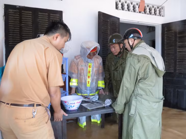 CA huyện Ba Chẽ giúp dân di chuyển đồ đạc