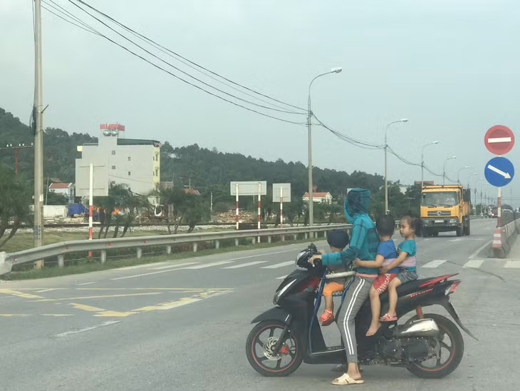 Nhiều người chở trẻ em không đội MBH rất nguy hiểm khi tham gia giao thông 