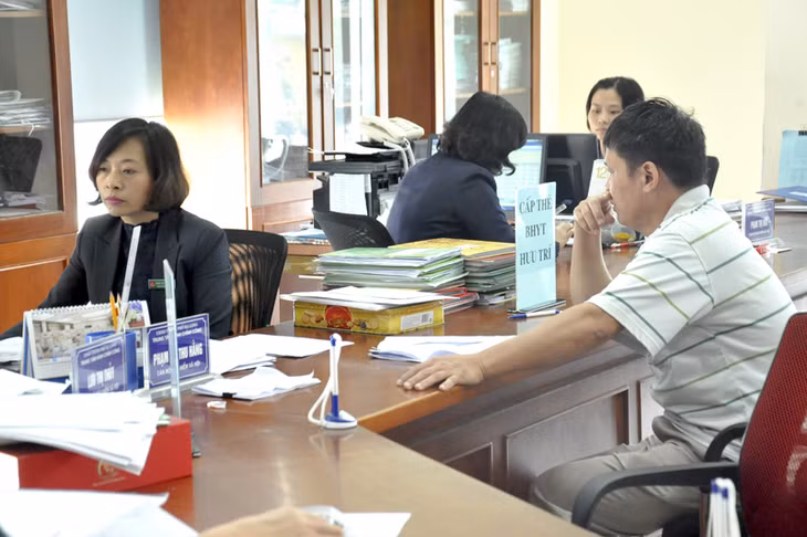 Làm thủ tục BHXH cho người dân tại Trung tâm Hành chính công thành phố Hạ Long. Ảnh: Thu nguyệt