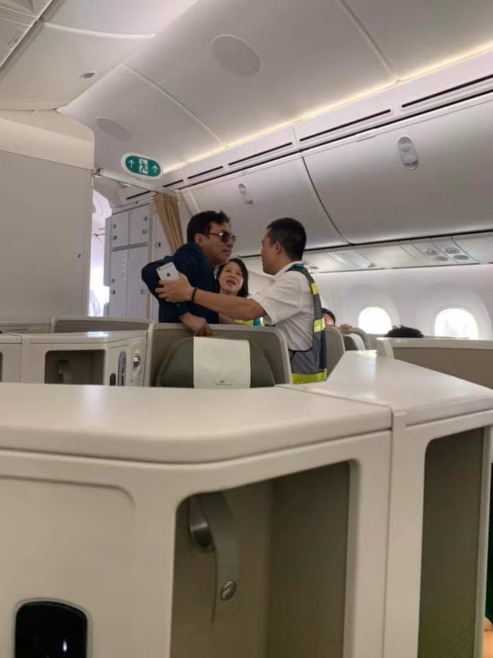 Nhân viên hàng không yêu cầu nam hành khách say xỉn, có hành vi sàm sỡ khách đi cùng rời khỏi máy bay