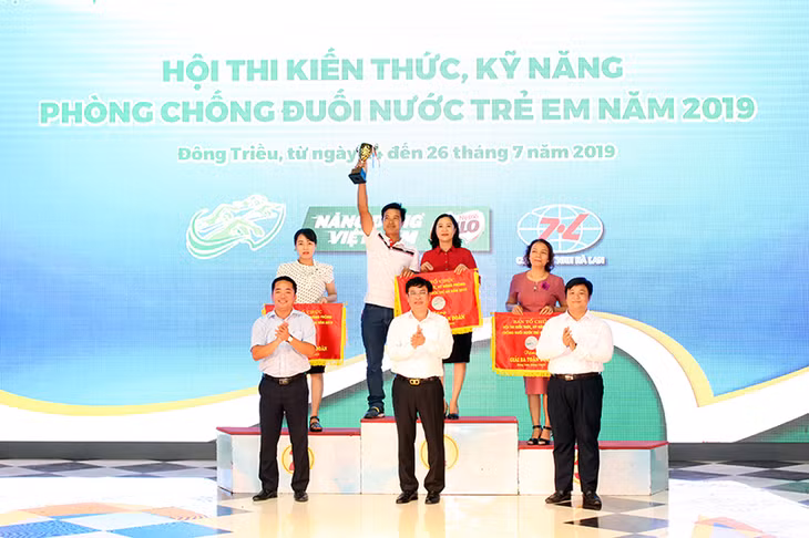 BTC trao giải Toàn Đoàn cho các trường THCS