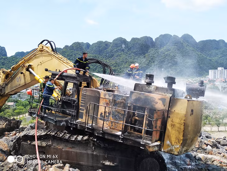 Chữa cháy máy xúc tại TP Cẩm Phả.