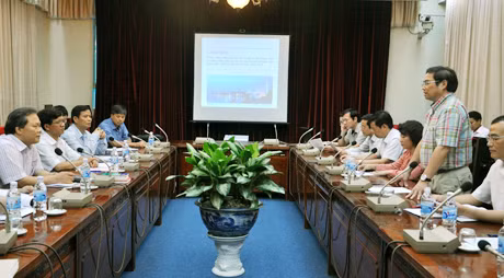 Đồng chí Phạm Minh Chính, Ủy viên T.Ư Đảng, Bí thư Tỉnh ủy trình bày, giới thiệu Đề án.