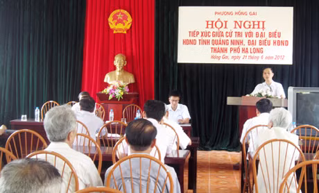 Đại biểu HĐND tỉnh và TP Hạ Long tiếp xúc cử tri tại phường Hồng Gai (TP Hạ Long) trước kỳ họp thứ 5, HĐND tỉnh khóa XII.