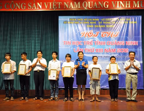 Nguyễn Mạnh Linh (ngoài cùng, bên trái) nhận hai giải Nhì tại Hội thi Tin học trẻ Quảng Ninh lần thứ 13-2012.