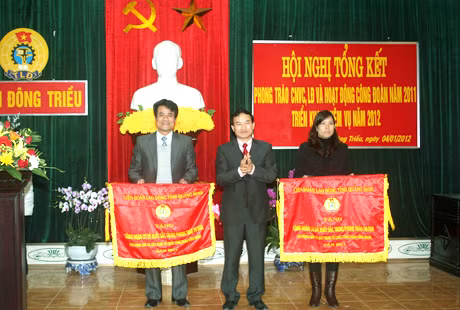 Lãnh đạo LĐLĐ tỉnh tặng cờ thi đua cho các CĐCS huyện Đông Triều có thành tích xuất sắc trong phong trào CNVC-LĐ và hoạt động công đoàn năm 2011.
