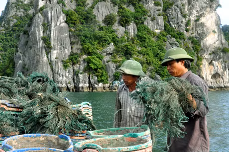 Anh Bùi Văn Đông tần ngần bên những ô lồng nuôi tu hài bỏ không của gia đình.