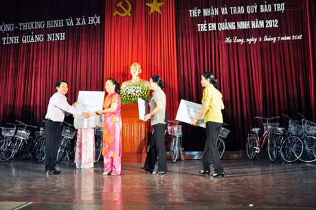 Đại diện các tổ chức, cá nhân trao tặng kinh phí ủng hộ Quỹ Bảo trợ trẻ em tỉnh.