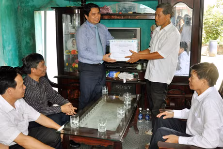Thăm tặng quà gia đình ông Đinh Văn Giảng, thương binh ¾ ở xã Hiệp Hòa.