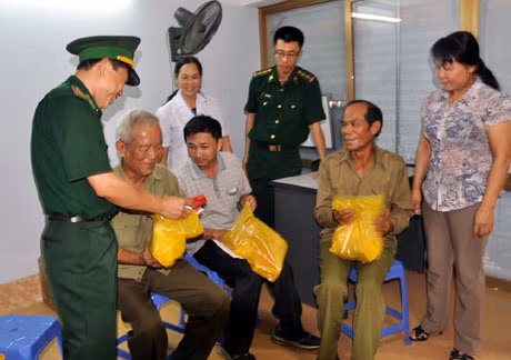 Đại diện Đồn Biên phòng cửa khẩu Móng Cái, phường Ka Long và phòng khám Y Cao trao tặng thuốc cho các đối tượng chính sách.