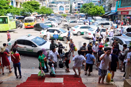 Khu vực bãi đỗ xe tại quảng trường Chợ Hạ Long I không còn chỗ trống. 