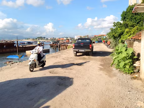 Phương tiện giao thông qua lại tuyến đường này gặp nhiều khó khăn.