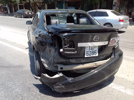 Phần đuôi xe Mazda 6 bị vỡ tung.