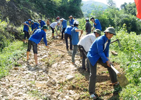 Đoàn TN huyện Tiên Yên làm đường dân sinh, hưởng ứng đợt thi đua cao điểm chào mừng ĐH Đoàn các cấp, tiến tới ĐH Đoàn toàn tỉnh lần thứ X.