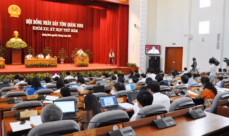 Các đại biểu nghe thảo luận tại hội trường.