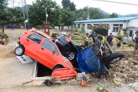 Những xe hơi bị nước lũ phá hủy tại thành phố Bắc Kinh. Ảnh: AFP.