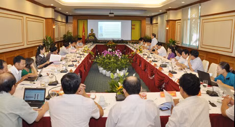 Các đại biểu nghe thuyết trình về Đề án.