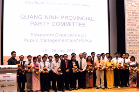 Đoàn cán bộ tỉnh Quảng Ninh tại buổi tổng kết chương trình bồi dưỡng tại Singapore (Ảnh: Hùng Sơn)