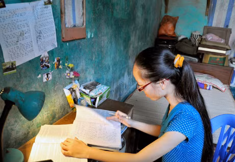 Góc học tập đơn sơ của thủ khoa Bùi Phương Thảo.