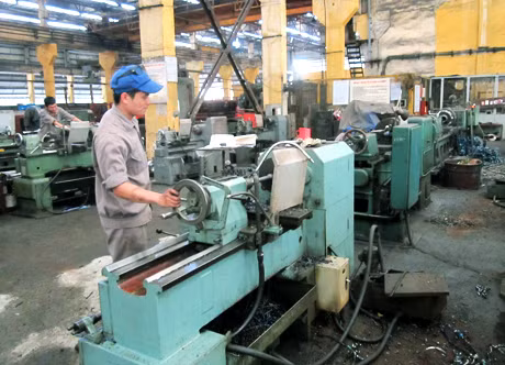 Công nhân Công ty CP Cơ điện Uông Bí gia công các chi tiết thiết bị đầu tàu điện TDD8-900AT.