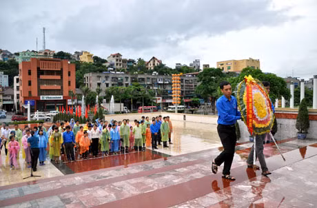 Đoàn đại biểu con thương binh, liệt sỹ tiêu biểu dâng hương tại Đài tưởng niệm các anh hùng liệt sỹ TP Hạ Long.