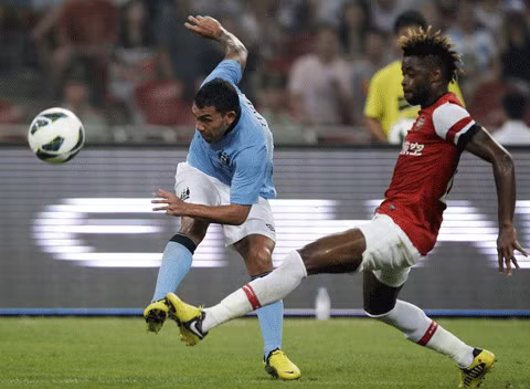 Sự xuất hiện của các ngôi sao như Carlos Tevez giúp Man City vượt trội so với Arsenal.