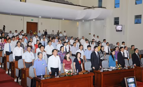 Các đại biểu chào cờ trong phiên bế mạc kỳ họp.
