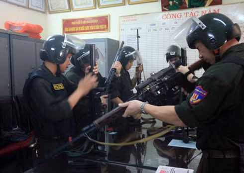 Các trinh sát chuẩn bị vũ khí.