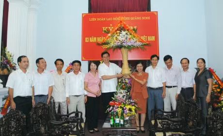 Đồng chí Nguyễn Đức Long, Phó Bí thư Tỉnh ủy, Chủ tịch HĐND tỉnh tặng hoa chúc mừng LĐLĐ tỉnh. 