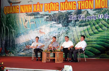 Đồng chí Đặng Huy Hậu, Phó Chủ tịch UBND tỉnh và lãnh đọa huyện Hải Hà tham gia tọa đàm về xây dựng nông thôn mới bền vững.