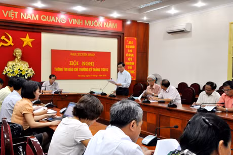 Đồng chí Nguyễn Như Hiền, Phó Chủ tịch Thường trực HĐND tỉnh báo cáo kết quả kỳ họp HĐND tỉnh lần thứ 5.