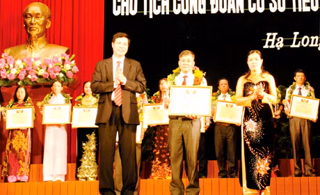 Phó Bí thư Tỉnh uỷ, Chủ tịch HĐND tỉnh Nguyễn Đức Long trao bằng khen cho các cán bộ CĐCS xuất sắc.