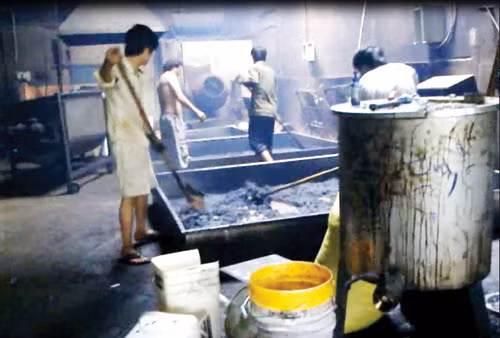 Quy trình sản xuất mất vệ sinh - Ảnh: Đàm Huy