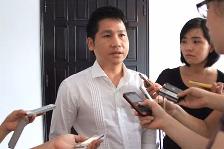 Ca sĩ Trọng Tấn trả lời báo chí sau buổi làm việc với lãnh đạo Cục Nghệ thuật Biểu diễn chiều ngày 20/7.