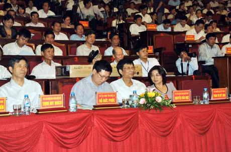 Chủ tịch UBND tỉnh Nguyễn Văn Đọc (thứ 2 từ phải sang) tham dự hội nghị.