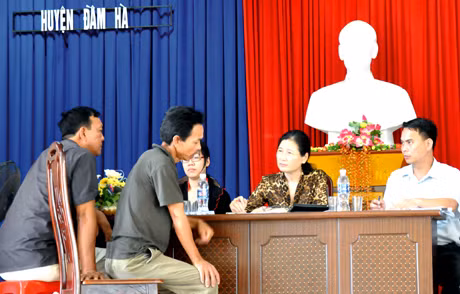 Trưởng Đoàn ĐBQH tỉnh Đỗ Thị Hoàng tiếp xúc cử tri huyện Đầm Hà, tháng 5-2012. Ảnh: TUẤN HƯƠNG