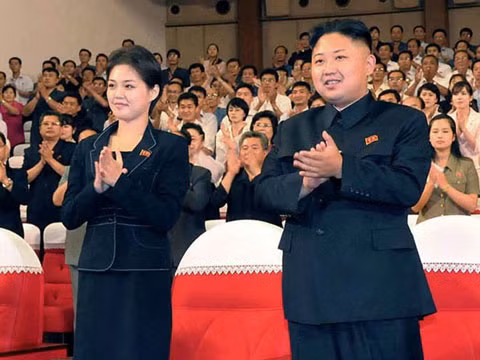 Kim Jong-un và người phụ nữ được cho là vợ của ông. Ảnh: AFP