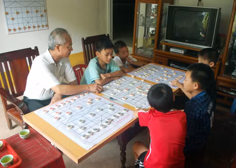 Nhờ sự tận tụy, tâm huyết và nhiệt tình mà ông Việt đã “hâm nóng” môn cờ tướng ở Tiên Yên, nhiều học trò của ông đã trở thành VĐV cờ tướng quốc gia.