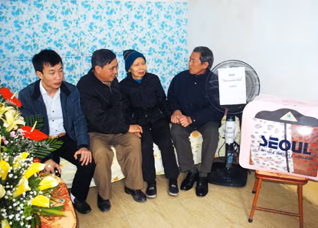Lãnh đạo Hội NNCĐDC/Dioxin TP Hạ Long thăm, tặng quà bà Lê Thị Xuân (vợ ông Ngô Xuân Phái) trong ngôi nhà tình nghĩa do Hội vừa vận động xây tặng.