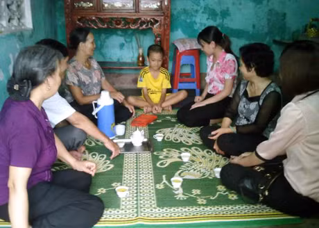 Cán bộ Trung tâm Công tác xã hội tỉnh thực hiện tư vấn cho trẻ em.