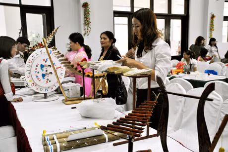 Ngành GD&ĐT thường xuyên khuyến khích giáo viên các trường học tự làm thiết bị, đồ dùng dạy học để nâng cao chất lượng bài giảng. (Ảnh: Hội thi làm sản phẩm và sử dụng sản phẩm, đồ dùng dạy học tự làm cấp THCS toàn tỉnh năm học 2011-2012 do Sở GD&ĐT tổ chức).